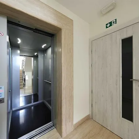 I Penthouse 2 Mit Dachterrasse & Jacuzzi Apartman *