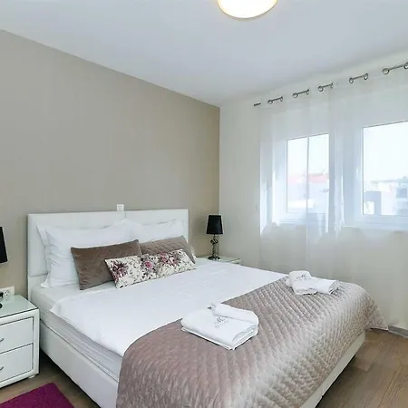 I Penthouse 2 Mit Dachterrasse & Jacuzzi Apartman *