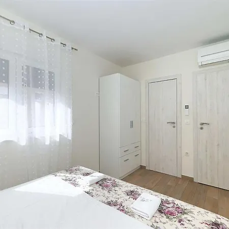 I Penthouse 2 Mit Dachterrasse & Jacuzzi Apartman