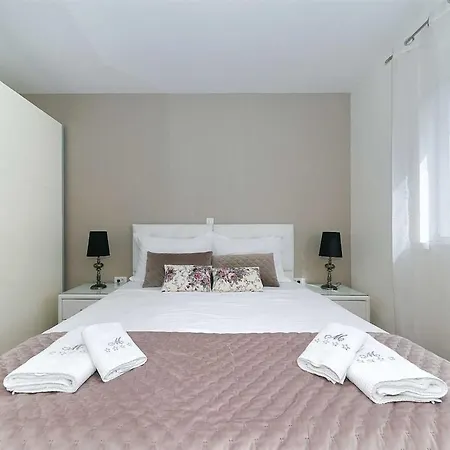 I Penthouse 2 Mit Dachterrasse & Jacuzzi Apartman *